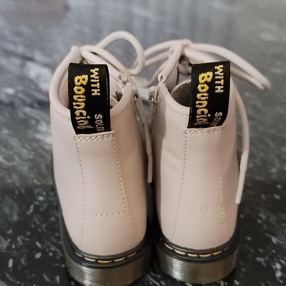 BRAND NEW DR. MARTENS LEATHER KIDS BOOT - Picture 6 of 15